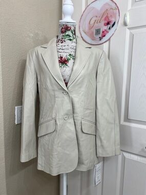 Pamela McCoy 100% genuine leather Cream Jacket